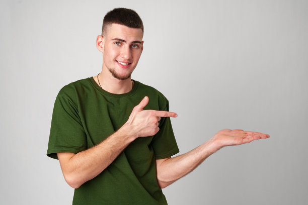 穿绿色t恤的年轻人指着一边图片下载