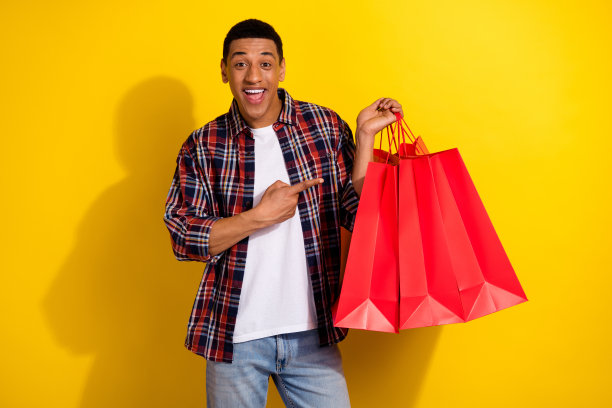 照片中，一个留着时髦发型的男人穿着格子衬衫，上面写着黄色背景上的红色购物袋图片下载