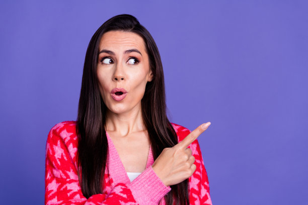 印象深刻的可爱的女人穿着时髦的印花衣服的照片，推荐在紫色背景上孤立的空白空间图片下载