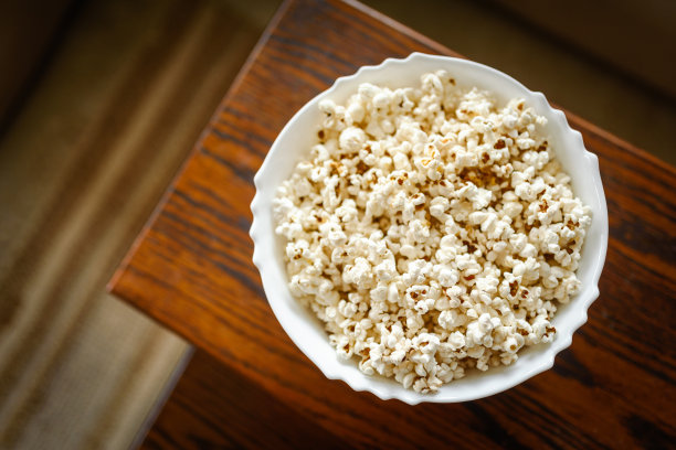 我们看电影，吃点爆米花吧!图片下载