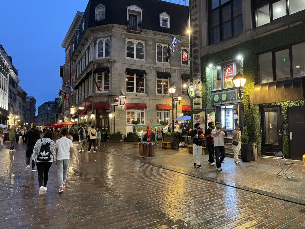 雨夜漫步在蒙特利尔老城区图片下载
