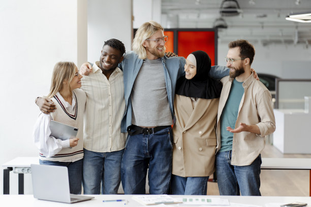 五名不同的商务人士在他们现代化的办公室里微笑着摆姿势拍照图片下载