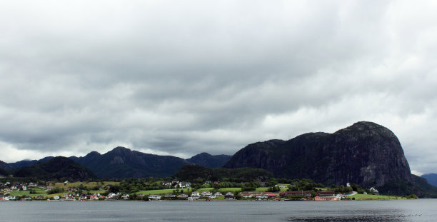 令人惊叹的自然景观与峡湾和山脉。美丽的倒影。艺术照片。美丽的世界。完全自由的感觉图片下载