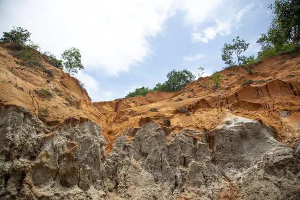 红色的沙子与石灰石混合在粉红色的溪流，平顺省的抽象照片图片下载