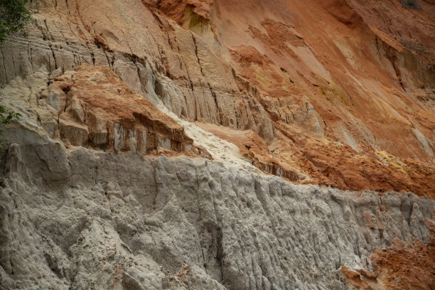 红色的沙子与石灰石混合在粉红色的溪流，平顺省的抽象照片图片下载