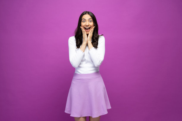 漂亮漂亮可爱迷人的女人穿着裙子孤立在紫色背景股票照片的照片图片下载