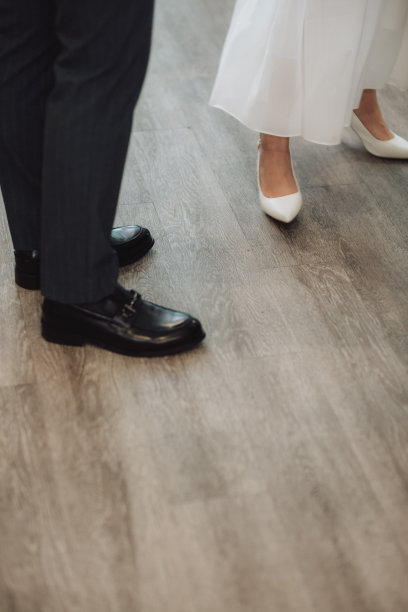 婚礼上新娘和新郎的脚的特写照片。图片下载