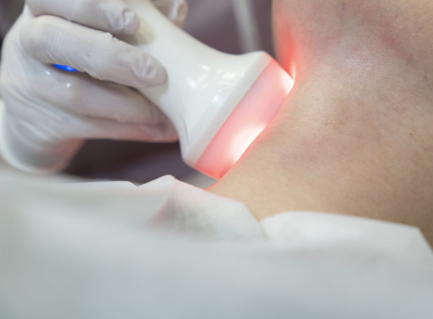 面部手术。在美容诊所做照片嫩肤。在美容院的女人。图片下载