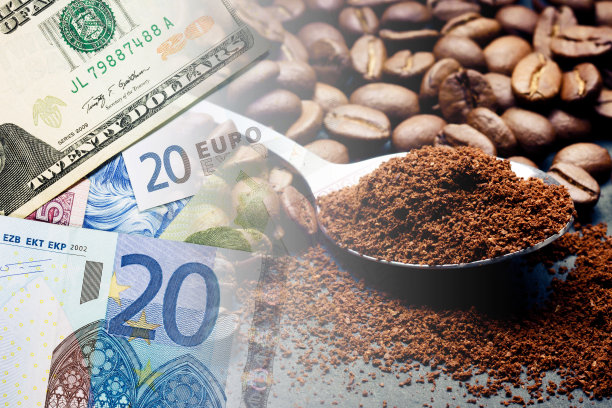 咖啡价格质感。豆子的价格。咖啡种子出口。钱钞票。欧元和美元货币。早晨的黑咖啡豆。图片下载