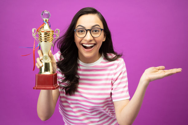 漂亮的年轻女子奖杯展示的照片是t恤孤立的紫色背景股票照片图片下载