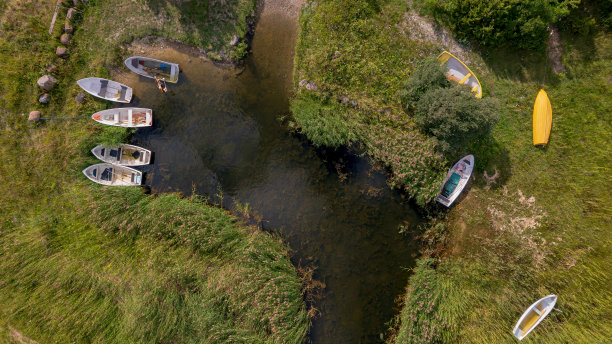 无人驾驶飞机的照片。几艘船藏在芦苇丛中图片下载
