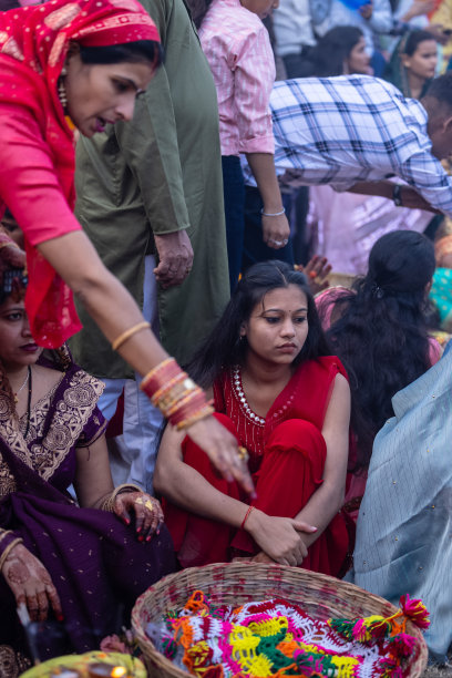 妇女们在庆祝chhas puja的仪式图片下载