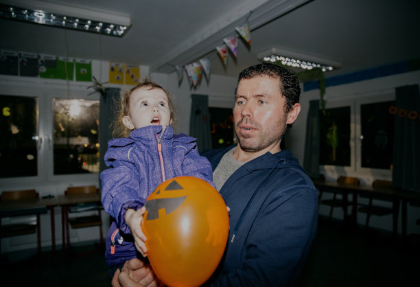 父亲和小女儿庆祝万圣节的照片。图片下载