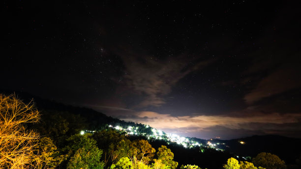 夜晚的村庄和星星。图片下载