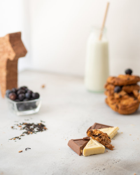 高键照片的牛奶瓶饼干，蓝莓，和各种巧克力图片下载