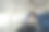 千禧一代的商人在飞机上一边喝咖啡一边玩手机图片下载