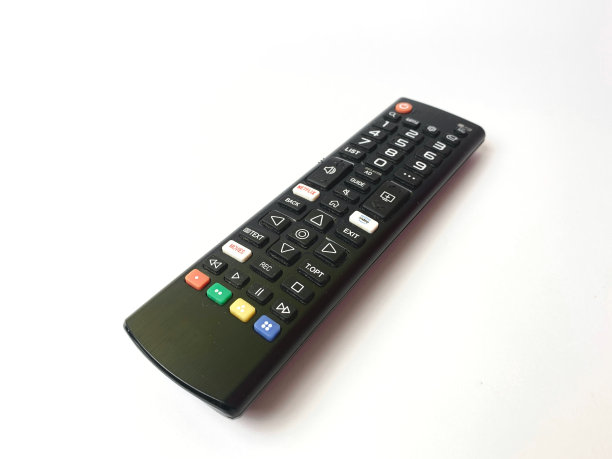 白色背景上的电视遥控器。图片下载