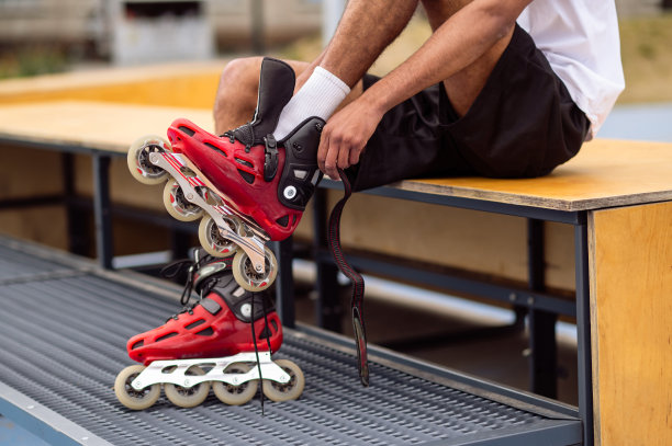 在骑行前，男子系滚筒的特写照片图片下载