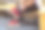 在骑行前，男子系滚筒的特写照片图片下载