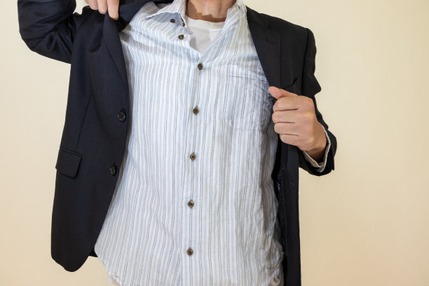 一个在衬衫外面穿黑色夹克的男人图片下载