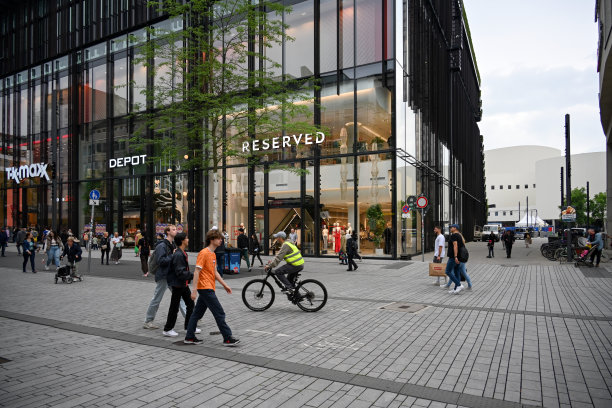 时尚品牌Reserved和家具店Depot位于杜塞尔多夫Schadowstraße。图片下载