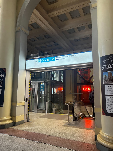 这张照片拍摄了加拿大线在温哥华滨水站的入口。这个标志指引乘客乘坐前往里士满布里豪斯和YVR机场的火车图片下载