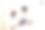 一名身穿白大褂的女医务人员微笑着与一名男医务人员交谈图片下载