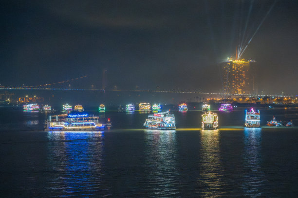 越南岘港市龙桥几米外的汉江上的游船。T图片下载