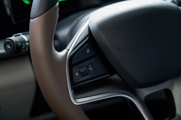 新能源电动汽车方向盘特写图片下载