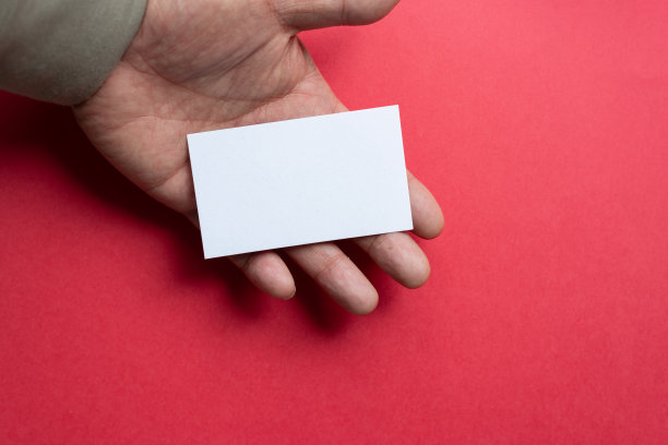 持有空白卡片的人图片下载