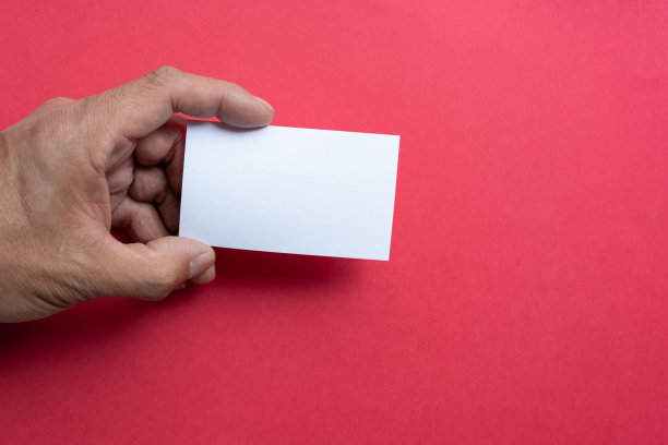 持有空白卡片的人图片下载