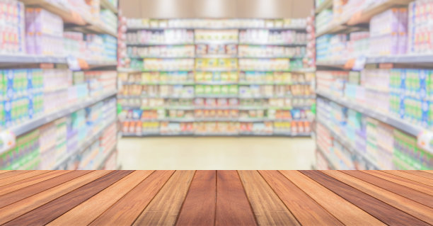 空木桌面与超市模糊背景的产品展示图片下载