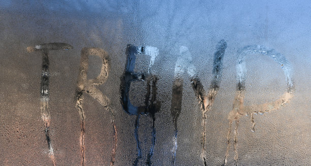 趋势的概念。湿玻璃上的趋势字图片下载