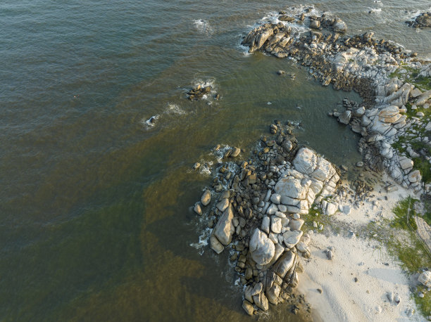 沙滩上有许多大岩石，抽象照片，跳岩湾，平顺省图片下载