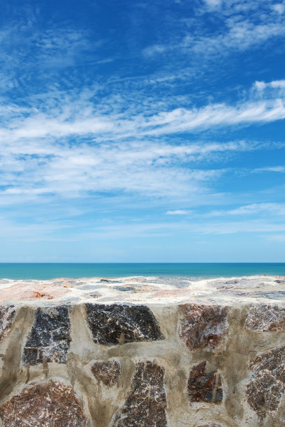 石墙和大海与清澈的天空背景图片下载