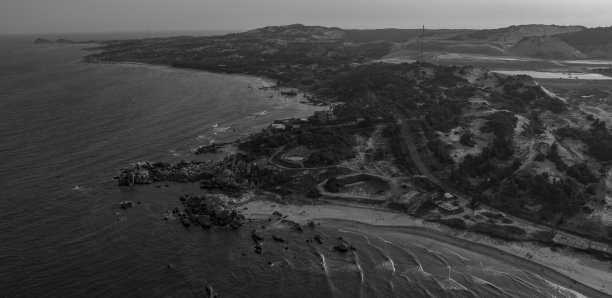 许多大岩石堆积在海滩上，抽象照片，跳岩湾，平顺省图片下载