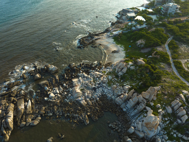 沙滩上有许多大岩石，抽象照片，跳岩湾，平顺省图片下载