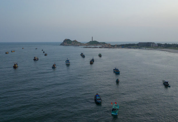 在越南中部平顺省，从远处可以看到停泊在海上的船只和柯加灯塔图片下载