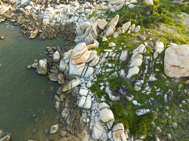 许多大岩石堆积在海滩上，抽象照片，跳岩湾，平顺省图片下载