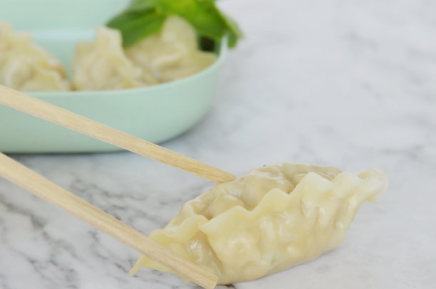厨房大理石柜台上的韩国饺子特写照片图片下载