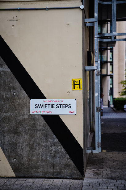 白天街景:温布利公园，温布利体育场，标志性的斯威夫特台阶街道名称标志泰勒·斯威夫特-在英国伦敦举行的时代巡回演唱会图片下载