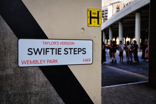 温布利公园街道景象：泰勒·斯威夫特伦敦时代巡回演唱会标志性Swiftie Steps街道路牌图片下载