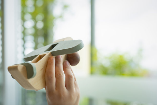 孩子手里拿着一架玩具飞机在空中飞翔，梦想着未来的事业概念。图片下载