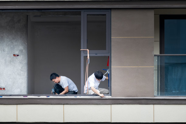 修理玻璃的工人。图片下载