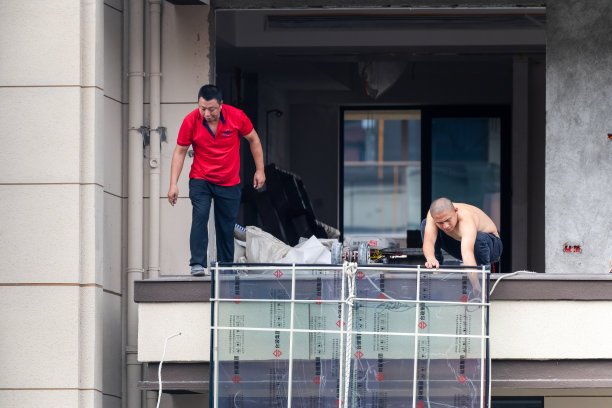 安装大型玻璃的工人。图片下载