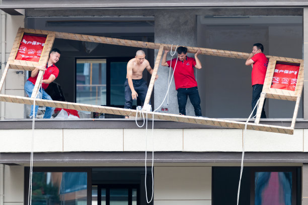 安装大型玻璃的工人。图片下载