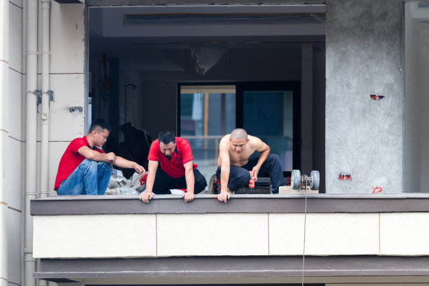 工人们正在休息。图片下载