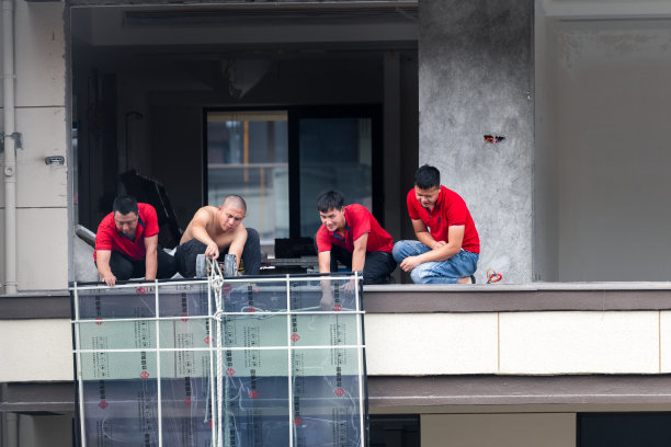 安装大型玻璃的工人。图片下载