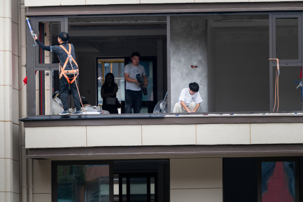 修理玻璃的工人。图片下载