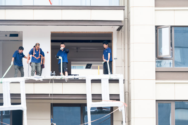 安装大型玻璃的工人图片下载